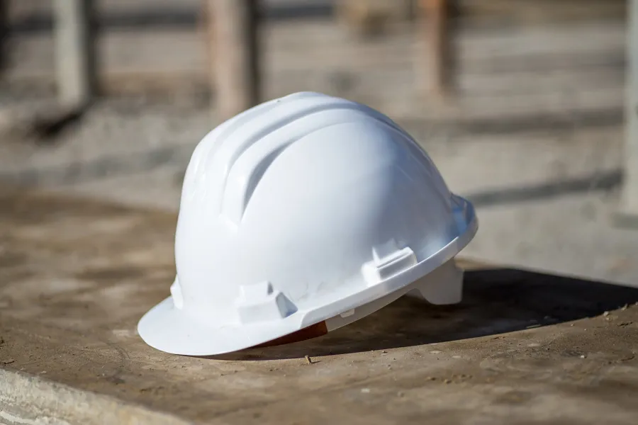 Casque de chantier blanc.