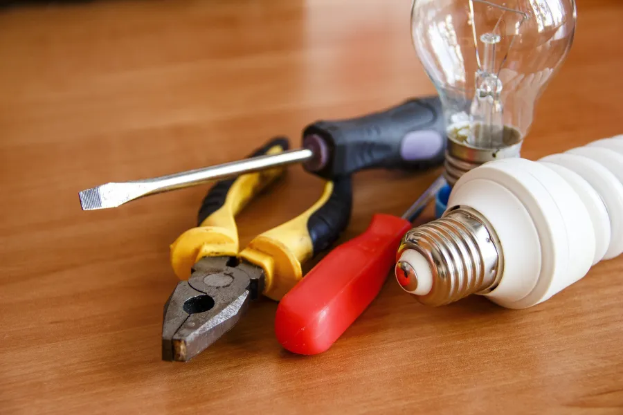Des outils servant à travailler les réseaux électriques domestiques