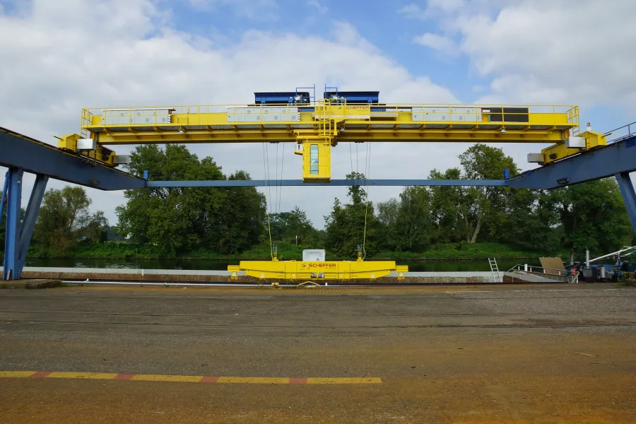 Pont roulant jaune.