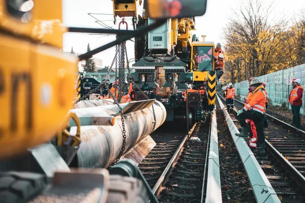 Chantier. Un tuyau est retiré du sol.