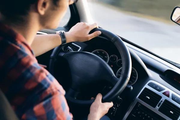 Homme au volant d'une voiture