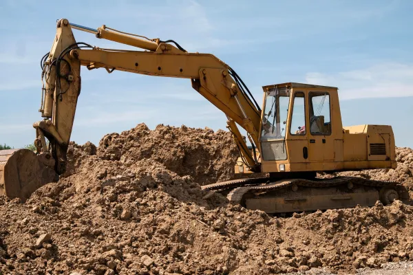 Excavatrice sur un tas de terre