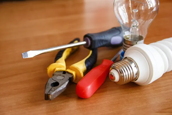 Des outils servant à travailler les réseaux électriques domestiques