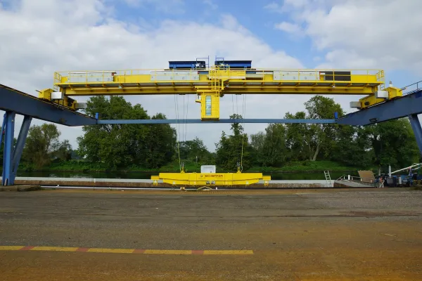 Pont roulant jaune.
