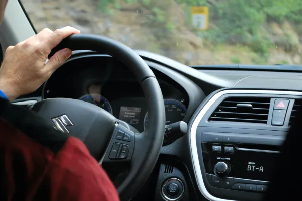 Habitacle d'une voiture sur la route